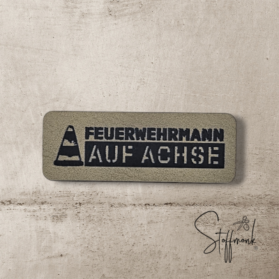 Label - FEUERWEHRMANN AUF ACHSE - ca. 1,5 cm x 4 cm - Kunstleder ++ Farbauswahl ++